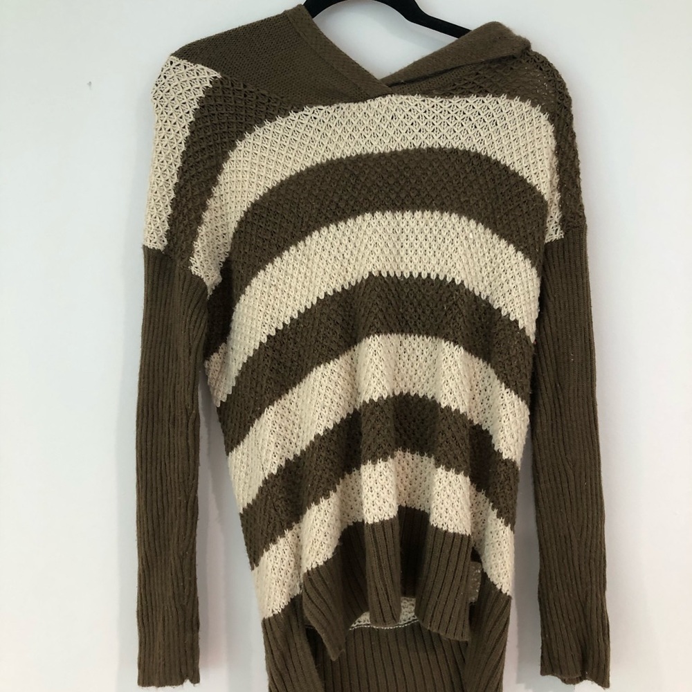 Super cute long sleeve sweater